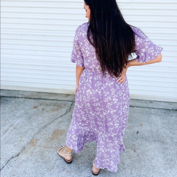 Beautiful lavender woman’s v-neck dress 💜 - Picture 4 of 5